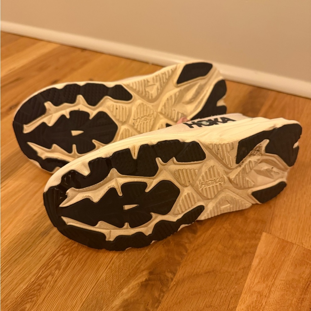 Hoka Women’s Arahi 8 Cream and Pink Athletic Sneakers - Picture 6 of 6